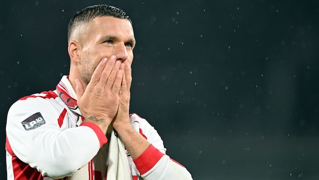 Lukas Podolski erntet für sein hartes Einsteigen ordentlich Kritik.  (Bild: APA Pool/APA/dpa/Federico Gambarini)