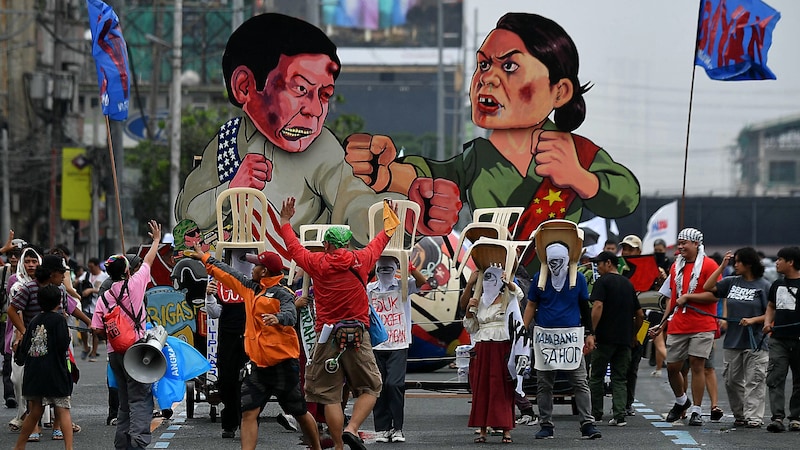 The power struggle between the two politicians is also being flaunted by demonstrators. (Bild: APA/AFP/TED ALJIBE)