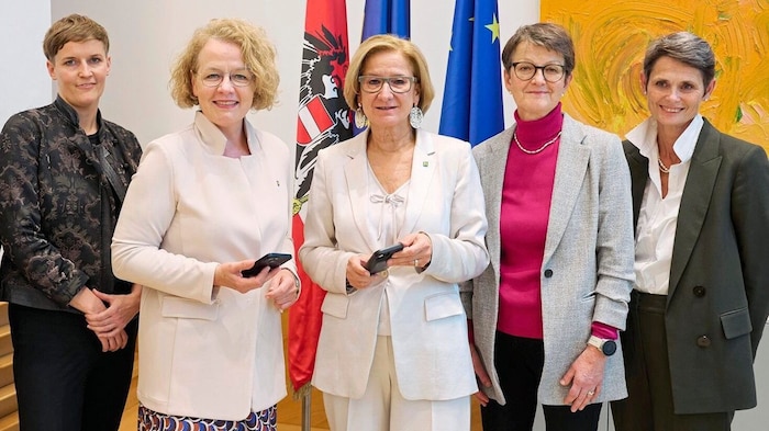 Die NÖ-Politspitze mit Buhl-Aigner (li.) und den Direktorinnen.