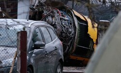 Das Wrack des abgestürzten Flugzeugs lag im Innenhof eines Hauses.
