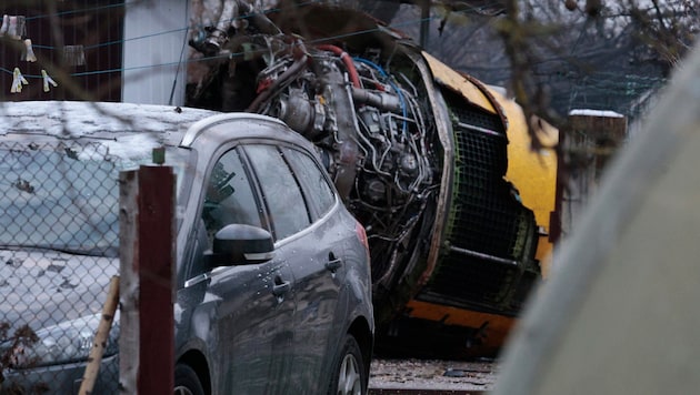 The wreckage of the crashed plane lay in the courtyard of a house. (Bild: APA/AFP/Petras MALUKAS)