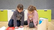 Miteinander lernen, aber auch einfache Rückzugsräume – davon profitieren alle Kinder. 