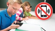 Bald dürften Smartphones in Kärntner Volksschule Geschichte sein! (Bild: Krone KREATIV/stock.adobe.com)