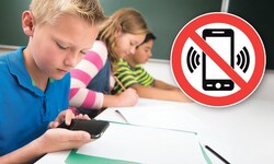 Während die Schulbank gedrückt wird, soll das Handy zukünftig in Schultasche oder Spind bleiben.