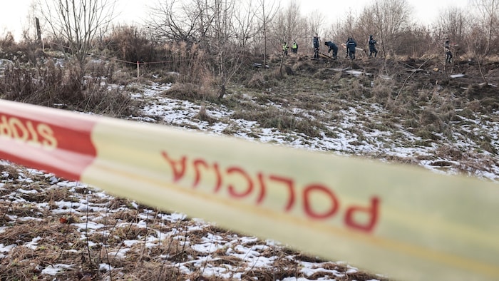Die litauische Polizei durchsucht das Absturzgebiet.