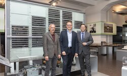 V.li.: Moritsch, Porak und Aufreiter vor dem „Mailüfterl“.