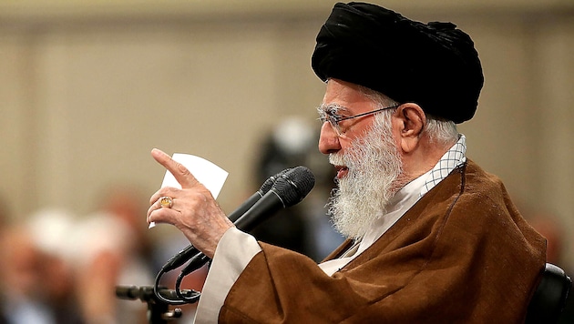 Führer Ayatollah Ali Khamenei bastelt offenbar an einer Atombombe.