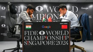 Dommaraju Gukesh (li.) und Ding Liren