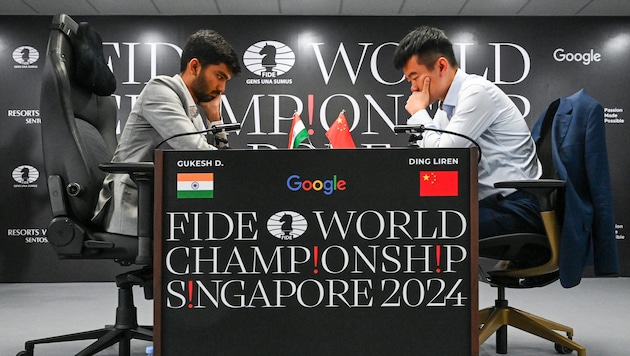 Dommaraju Gukesh (li.) und Ding Liren (Bild: AFP or licensors)