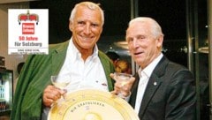 Dietrich Mateschitz und Trainer-Legende Giovanni Trapattoni mit dem „Krone“-Meisterteller aus Papier. Eine sportliche Meisterleistung der Bullen und eine aufsehenerregende Werbe-Idee. (Bild: Krone KREATIV/GEPA/Felix Roittner)