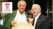 Dietrich Mateschitz und Trainer-Legende Giovanni Trapattoni mit dem „Krone“-Meisterteller aus ...