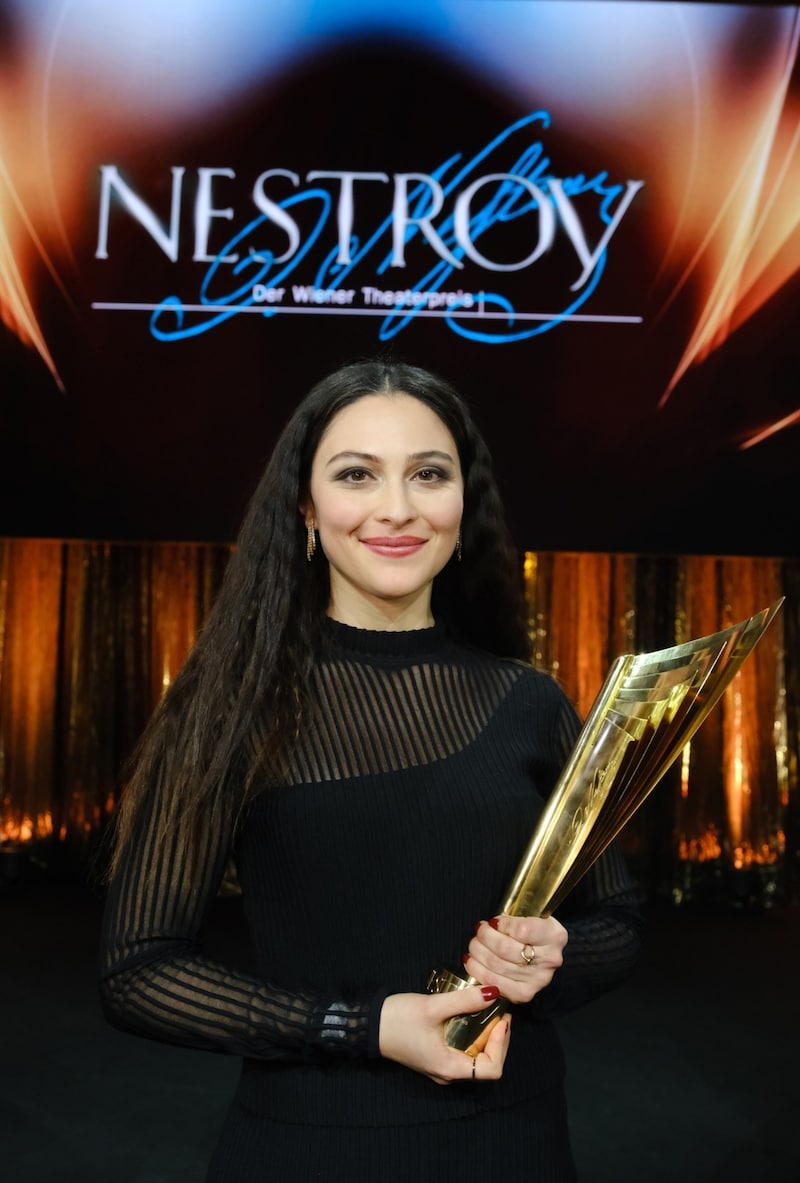 There is only one Nestroy in the "Best Newcomer Play" category - and that went to Irem Gökçen (Bild: ORF/Günther Pichlkostner)