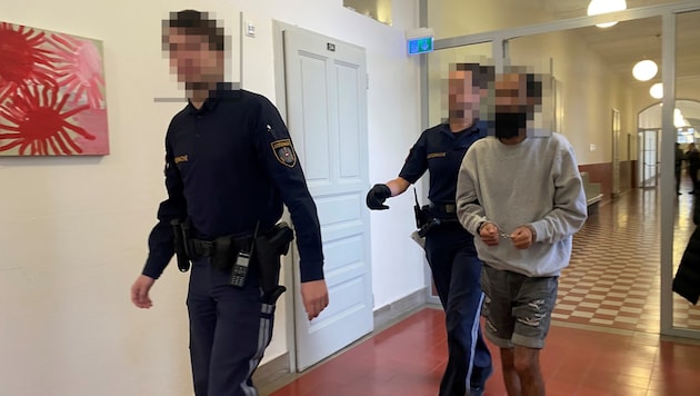 The accused made himself comfortable in the supermarket with a few snacks. (Bild: Dorn Chantall)