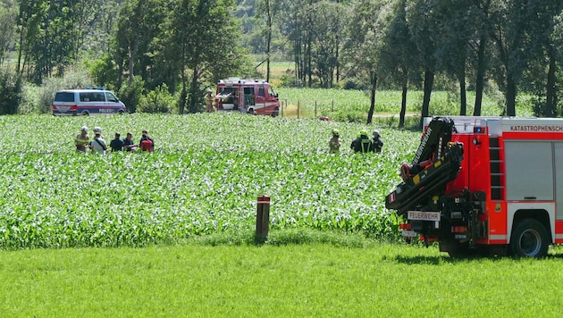 Einsatzkräfte und Ermittler an der Absturzstelle. (Bild: Martin Oberbichler)