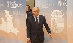 Wilfried Haslauer lässt Stefan Schnöll nicht nach vorn.