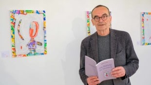 Anselm Glück mit seinen Bildern und dem neuen Buch (Bild: Einöder Horst/Horst Einöder/Flashpictures)