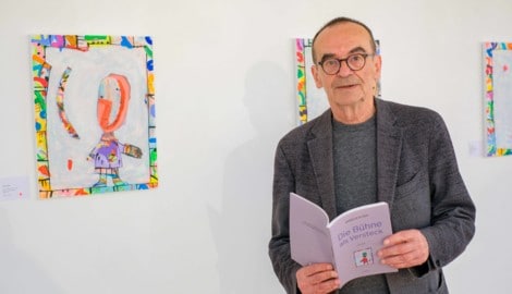 Anselm Glück mit seinen Bildern und dem neuen Buch (Bild: Einöder Horst/Horst Einöder/Flashpictures)