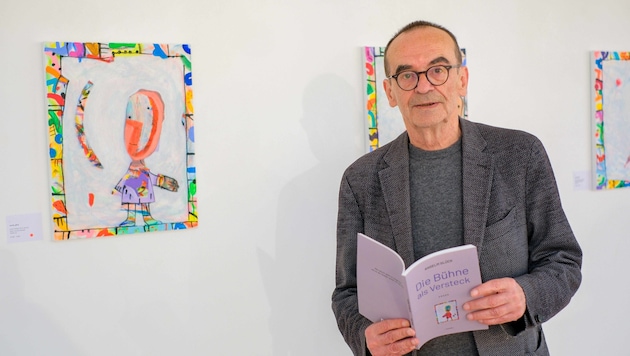 Anselm Glück mit seinen Bildern und dem neuen Buch (Bild: Einöder Horst/Horst Einöder/Flashpictures)