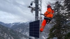 Montage am Berg, rund 300 Meter oberhalb des Tals (Bild: Land Salzburg/Digitalfunk BOS Austria)