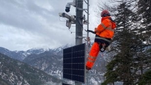 Montage am Berg, rund 300 Meter oberhalb des Tals (Bild: Land Salzburg/Digitalfunk BOS Austria)