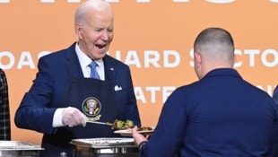 Biden verteilte an Thanksgiving Essen. (Bild: AFP/SAUL LOEB)