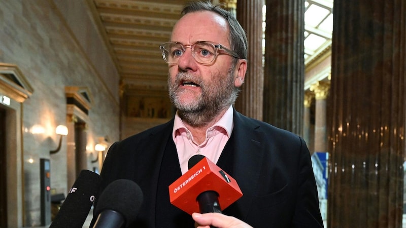 NEOS MP Josef "Sepp" Schellhorn calls for a "clarifying discussion" with the ÖVP and SPÖ. (Bild: APA/HELMUT FOHRINGER)