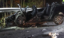 Obwohl das Dach des Skoda schnell entfernt wurde, gab es für den Lenker keine Hoffnung. 