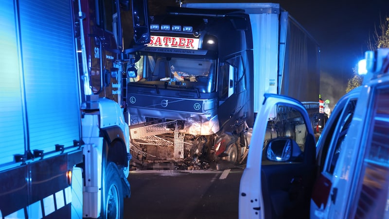 Auch der Lkw wurde schwerst beschädigt.  (Bild: Matthias Lauber/laumat.at/laumat)