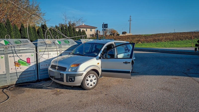 High-voltage lines came crashing down on the other side. Philip Kathrein led the fire department operation. (Bild: FF Roitham am Traunfall, Krone KREATIV)