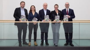 Die für das Nachschlagewerk verantwortlichen Autoren Johannes Kaska, Cornelia Daurer und Walter Schuster vom Linzer Stadtarchiv mit Grünen-Stadträtin Eva Schobesberger und dem geschäftsführenden SP-Stadtvize Dietmar Prammer (v.l.). (Bild: Stadt Linz)