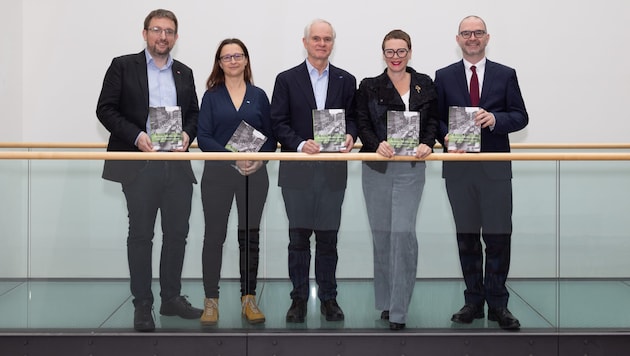 Die für das Nachschlagewerk verantwortlichen Autoren Johannes Kaska, Cornelia Daurer und Walter Schuster vom Linzer Stadtarchiv mit Grünen-Stadträtin Eva Schobesberger und dem geschäftsführenden SP-Stadtvize Dietmar Prammer (v.l.). (Bild: Stadt Linz)