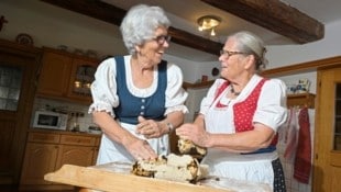 Rosi und Heidi in der Küche beim vulgo Printschler in Einöde beim „Zsommlatzln“ von Früchtemasse und Roggenbrotteig. (Bild: Evelyn Hronek/EVELYN HRONEK)