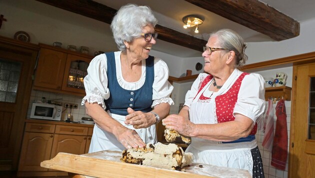 Rosi and Heidi in the kitchen at the Printschler farm in Einöde, "Zsommlatzln" fruit mixture and rye bread dough. (Bild: Evelyn Hronek/EVELYN HRONEK)