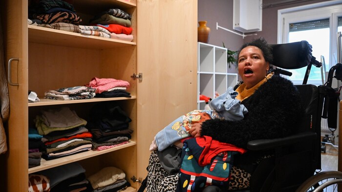 Sie liebt Partymusik, bunte Mode, auffällige Haarreifen und knallige Ohrringe.