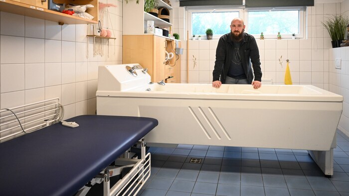 Die 47-Jährige nimmt täglich ein Bad, muss dazu umständlich aus Bett oder Rollstuhl in die ...