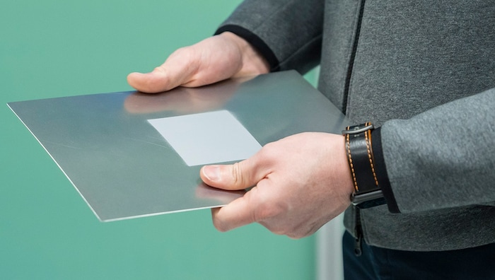 Unspectacular, but effective: the solar paste is simply applied to the body panel - 5 ...
