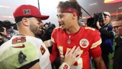 Baker Mayfield (l.) hier mit Chiefs-Quarterback Patrick Mahomes (Bild: AFP/APA/Getty Images via AFP/GETTY IMAGES/JAMIE SQUIRE)