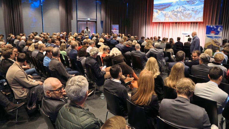 Almost 250 members of TVB Innsbruck attended the general meeting. More than in previous years. The topic of visitor's tax is moving. (Bild: Birbaumer Christof)