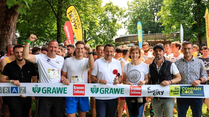 Im Sommer war Auner (2. v. links neben Sturm-Legende Haas) auch beim Grazathlon am Start.