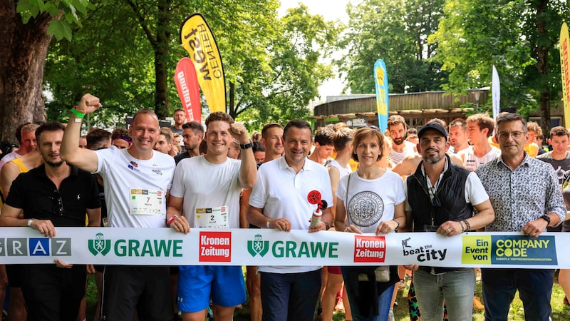 In the summer, Auner (2nd from left next to Sturm legend Haas) also competed in the Grazathlon. (Bild: GEPA/GEPA pictures)