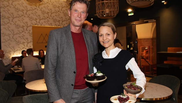 Head of the Altstadtverband Roland Aigner (left) with Bettina Fleiss at the opening (Bild: Tröster Andreas)