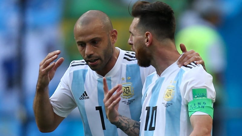 Neo-Miami-Coach Mascherano (li.) mit Ex-Kollege und Freund Messi. (Bild: AFP/APA/Roman Kruchinin)