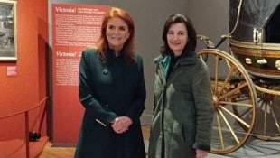 Sarah Ferguson, die Herzogin von York, ließ sich von Direktorin Monica Kurzel-Runtscheiner durch die Sammlung führen. (Bild: KHM Museumsverband)