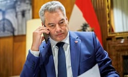 ÖVP-Chef und Bundeskanzler Karl Nehammer verhandelt mit SPÖ und NEOS über eine Dreier-Koalition ...