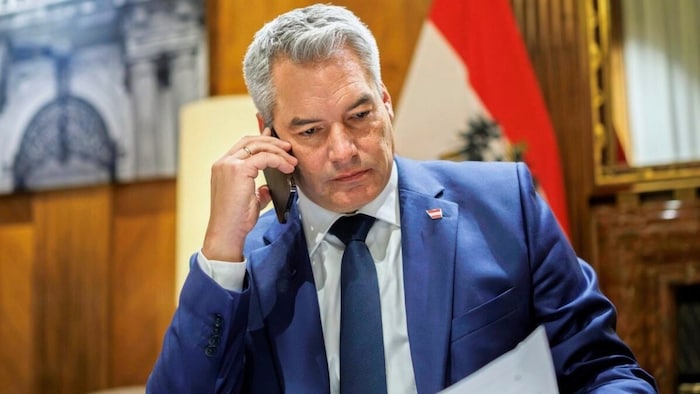 ÖVP leader and Federal Chancellor Karl Nehammer is negotiating with the SPÖ and NEOS about a three-party coalition of the "center, the majority and reason".