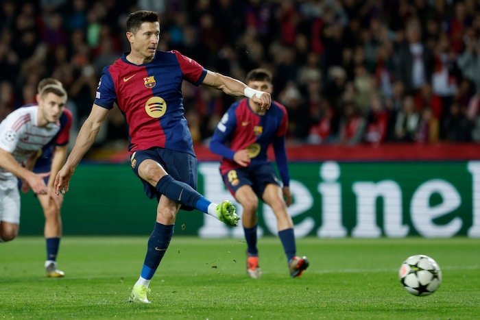 Ein geschichtsträchtiger Moment: Lewandowski macht den 100er perfekt.