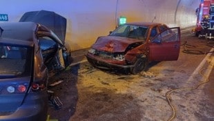 Rund 40 Feuerwehrleute waren im Einsatz, die gesamte Tunnelkette Traunsee war nach dem tragischen Unfall rund drei Stunden lang für Aufräumarbeiten gesperrt. (Bild: FF Ebensee)