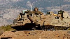 In israelischer Panzer im Libanon – der Umbruch in Syrien bedeutet auch eine neue Lage für Israel. (Bild: APA/AFP/Jalaa MAREY)