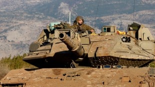 In israelischer Panzer im Libanon – der Umbruch in Syrien bedeutet auch eine neue Lage für Israel. (Bild: APA/AFP/Jalaa MAREY)