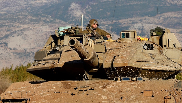 An Israeli tank in Lebanon - the upheaval in Syria also means a new situation for Israel. (Bild: APA/AFP/Jalaa MAREY)